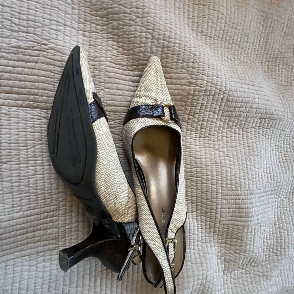 Predictions kitten-heeled pumps